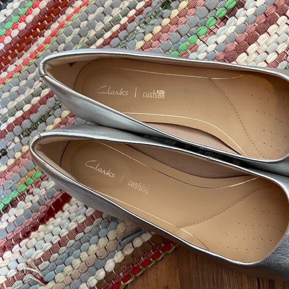 Clarks Silver Leather Pumps SZ 8.5 Round Toe Metallic Classic Heels Formal Event - Picture 7 of 8